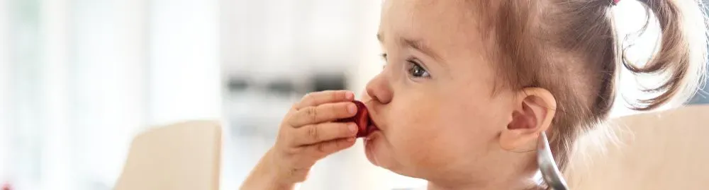 fezes escuras em bebê de 2 anos​1.webp