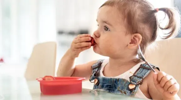 Fezes escuras em bebê de 2 anos: quando começar a se preocupar?