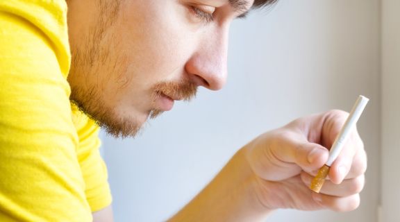 Fumar corta o efeito do antibiótico? Entenda a relação e como continuar o tratamento