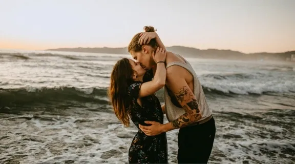 HIV pode ser transmitido pelo beijo? Conheça os mitos sobre o contágio