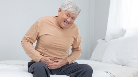 Infecção nos rins incha a barriga? Entenda os sintomas da pielonefrite