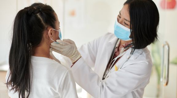 Íngua no pescoço: quanto tempo dura  e o que esse inchaço pode indicar