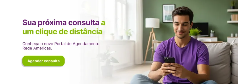 Jovem agendando sua próxima consulta pelo celular
