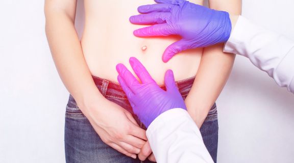 Qual é o médico que cuida de hérnia abdominal e quando fazer uma consulta?