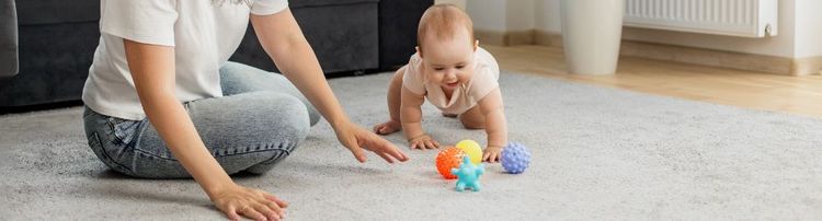 Como ajudar o bebê a engatinhar? Veja quando essa fase começa