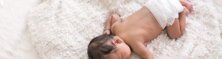 O que fazer quando o bebê está com cólica? Veja formas de acalmar