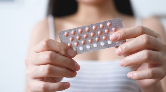 Metronidazol corta efeito do anticoncepcional ou só causa risco indireto?