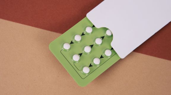 Descubra se o álcool corta o efeito do anticoncepcional e como evitar falhas