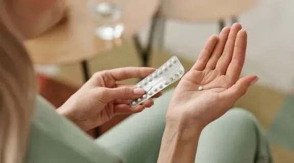 O que acontece se estiver grávida e tomar anticoncepcional? Entenda os riscos
