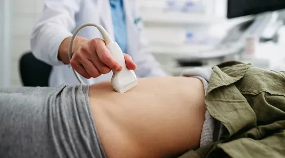 O que aparece no exame de ultrassom do abdômen e o que ele detecta 