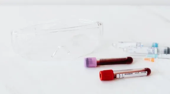 O que causa as plaquetas baixas? Entenda o que pode ser e como tratar