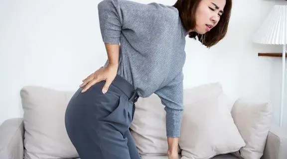 O que causa dor no nervo ciático? Entenda as origens desse incômodo