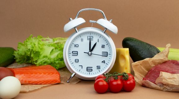 Relógio com alimentos em volta