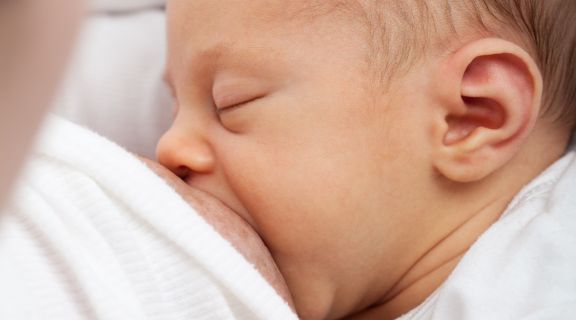 O que dá cólica no bebê na amamentação? Saiba o que fazer para evitar