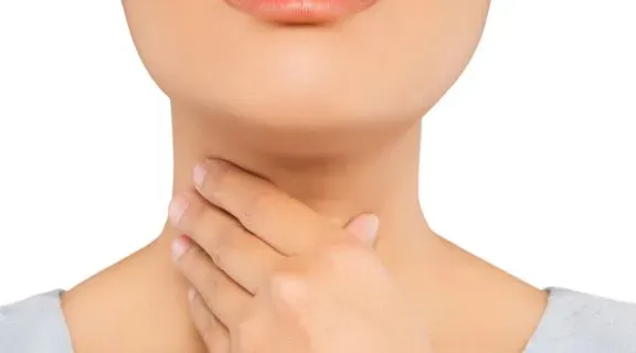 O que é bom para desinflamar garganta: causas e tratamento