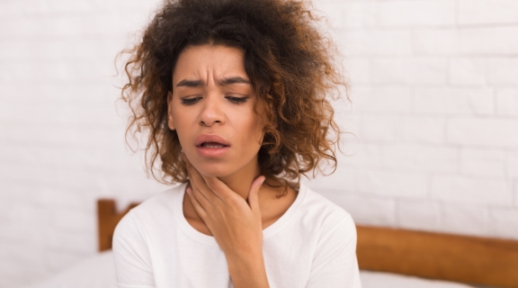 O que é bom para garganta inflamada com pus? Saiba quando ir ao médico