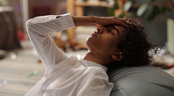 O que fazer para melhorar ressaca e ajudar a se recuperar mais rápido