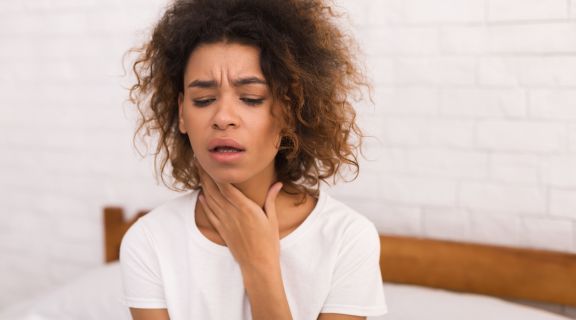 O que melhora a garganta inflamada e ajuda no alívio da dor e irritação