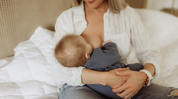O que não comer na amamentação para evitar cólicas no bebê? Entenda