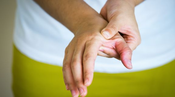 O que pode ser dormência nas mãos e quando investigar com um médico