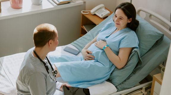 Os pontos do parto normal caem sozinhos? Entenda o que esperar da cicatrização