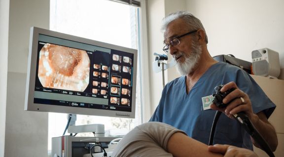Para fazer endoscopia precisa estar em jejum? Entenda o preparo do exame