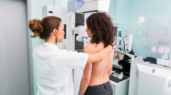 Para fazer mamografia precisa de pedido médico? Confira o procedimento