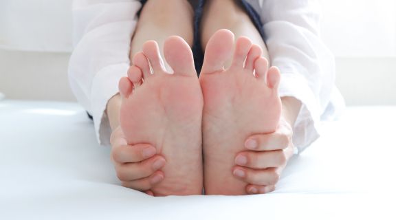 Pés inchados no final da gravidez é sinal de parto? Como aliviar o inchaço