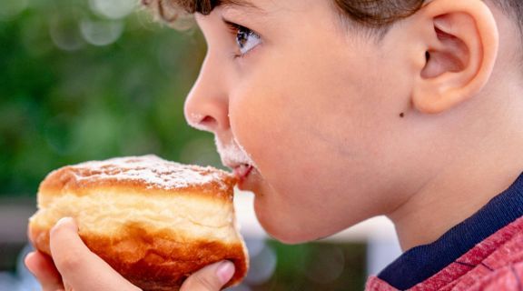 Pode comer doce tomando remédio de verme? Veja se interfere no tratamento