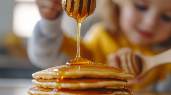 Pode dar mel para bebê de 2 anos: entenda os riscos e quando oferecer o alimento