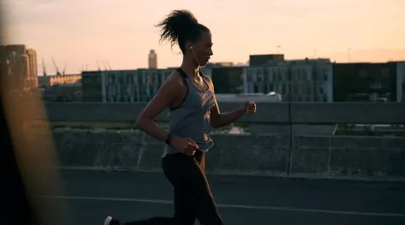 Posso tomar creatina em jejum? Veja se a ingestão é segura e eficaz