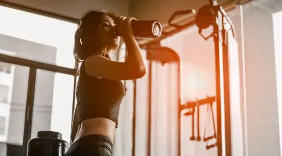 Posso tomar creatina sem treinar: como funciona a suplementação?