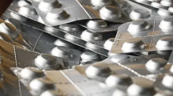 Posso tomar sulfato ferroso por conta própria? Entenda indicações e riscos