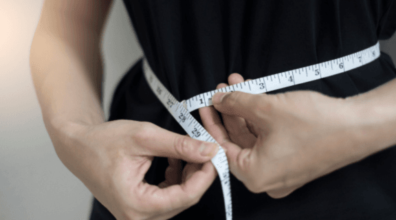 Primeiros sinais de emagrecimento: o que muda no corpo além da balança?