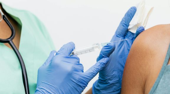 Qual é a vacina contra meningite? Veja como é o esquema de imunização