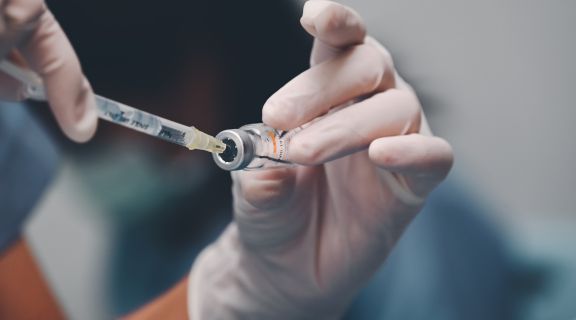 Qual é a vacina de 3 meses? Veja para que serve e quando aplicar as doses