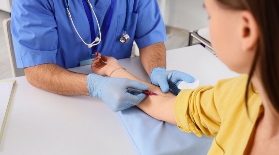 Qual exame de sangue detecta problemas no fígado e quando ele é indicado? 