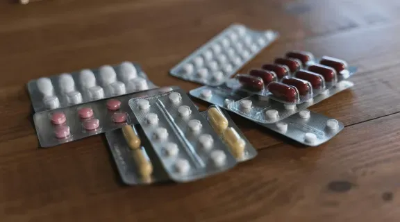 Qual o melhor antibiótico para infecção urinária resistente e como usar?