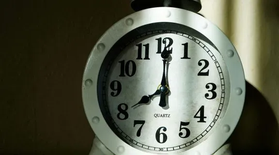 Qual o melhor horário para tomar vitamina D3 e K2: veja sugestões de horários