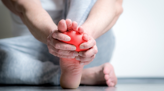 Qual o sintoma do ácido úrico elevado e seus riscos para a saúde renal?