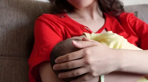 Quem amamenta pode tomar amoxicilina? Como tratar infecções com segurança