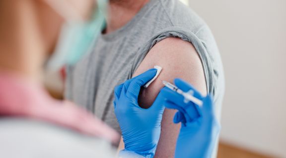 Quem deve tomar a vacina contra o sarampo? Entenda o esquema de imunização
