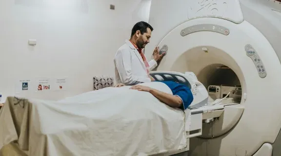 Quem não pode fazer ressonância magnética? Veja cuidados necessários