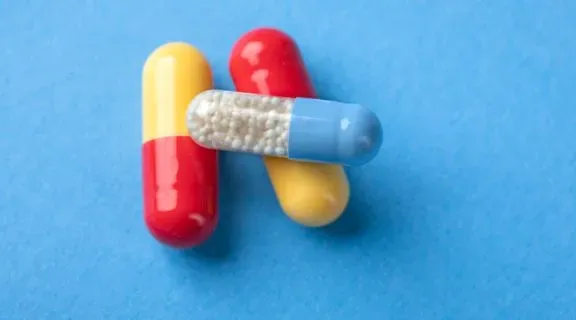 Quem tem alergia a amoxicilina pode tomar azitromicina? Veja riscos e cuidados