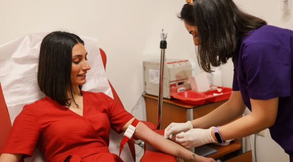 Quem tem artrite reumatoide pode doar sangue? Saiba as regras e o motivo