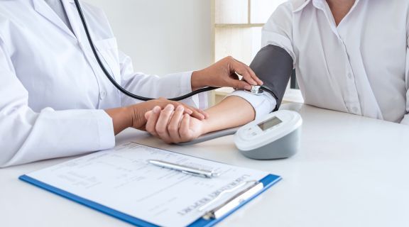 Quem tem hipertensão pode tomar tadalafila? Entenda os riscos do medicamento