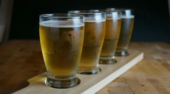 Quem tem HIV pode beber bebida alcoólica? Entenda os riscos e os cuidados