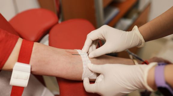 Quem tem reumatismo pode doar sangue? Saiba quando é possível 