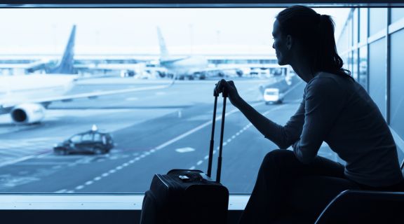 Quem tem trombose pode viajar de avião? O que fazer durante a viagem