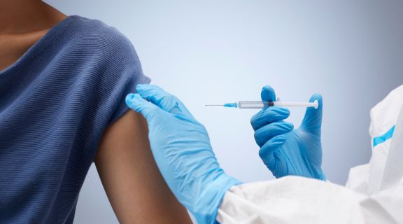 Quem teve pneumonia pode tomar a vacina da gripe? Veja quem pode